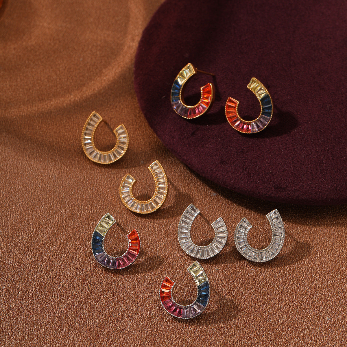 Orecchini a perno da donna in stile retrò francese con finitura placcata, a C, interamente pavé, in acciaio al titanio, con strass colorati