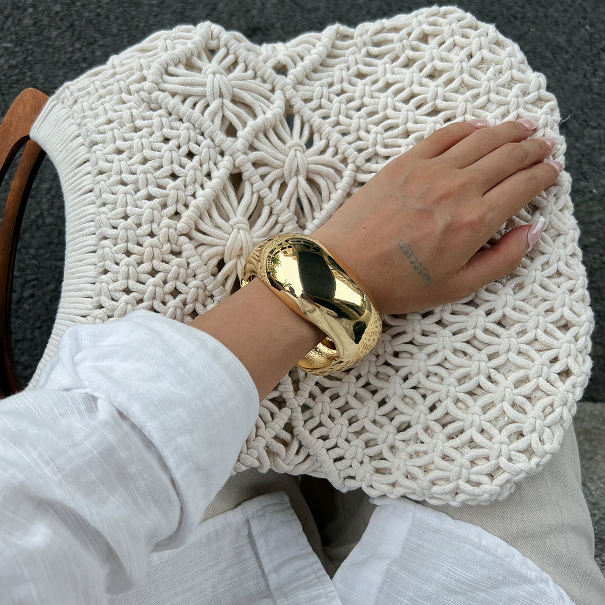 Bracciale rigido aperto da donna in lega con finitura placcata, effetto iridescente colorato e design geometrico, stile retrò ondulato