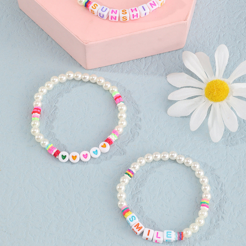 Bracciale in Resina Minimalista con Lettera Cuore e Sorriso per Ragazze con Accenti di Perle e Ciondoli Floreali in Morbida Argilla