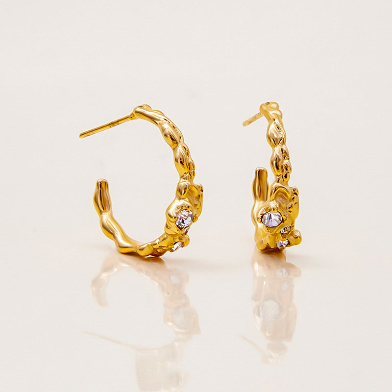 Pendientes de botón minimalistas geométricos en forma de C de acero inoxidable con incrustaciones de diamantes de imitación y acabado chapado con textura martillada