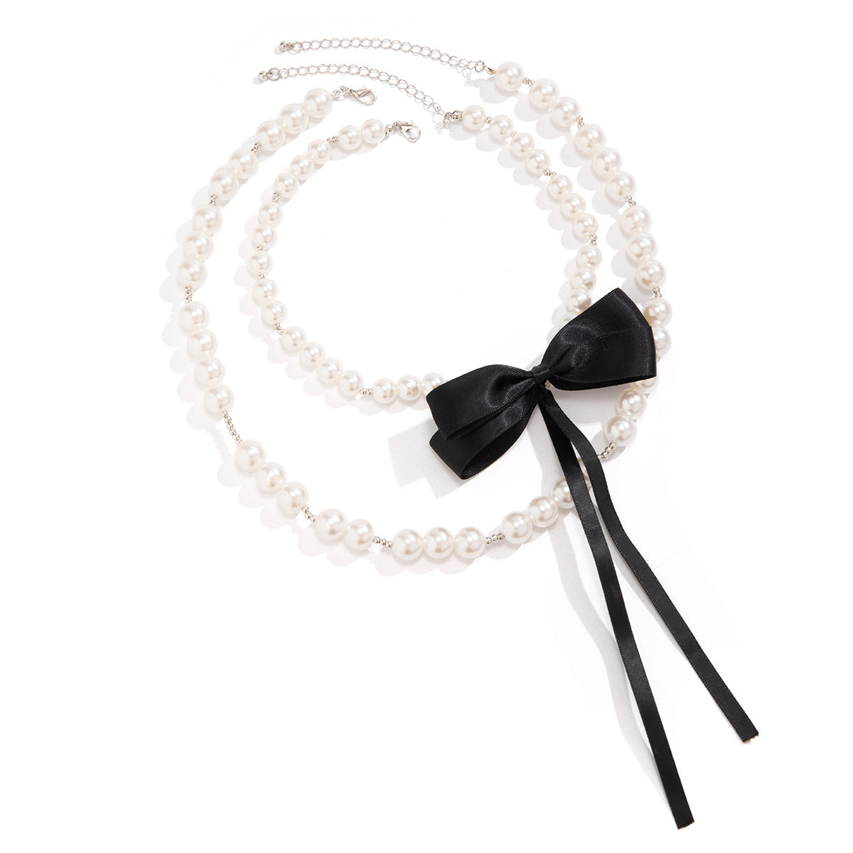 Collana di perle vintage chic con fiocco e dettagli geometrici su catena di perline