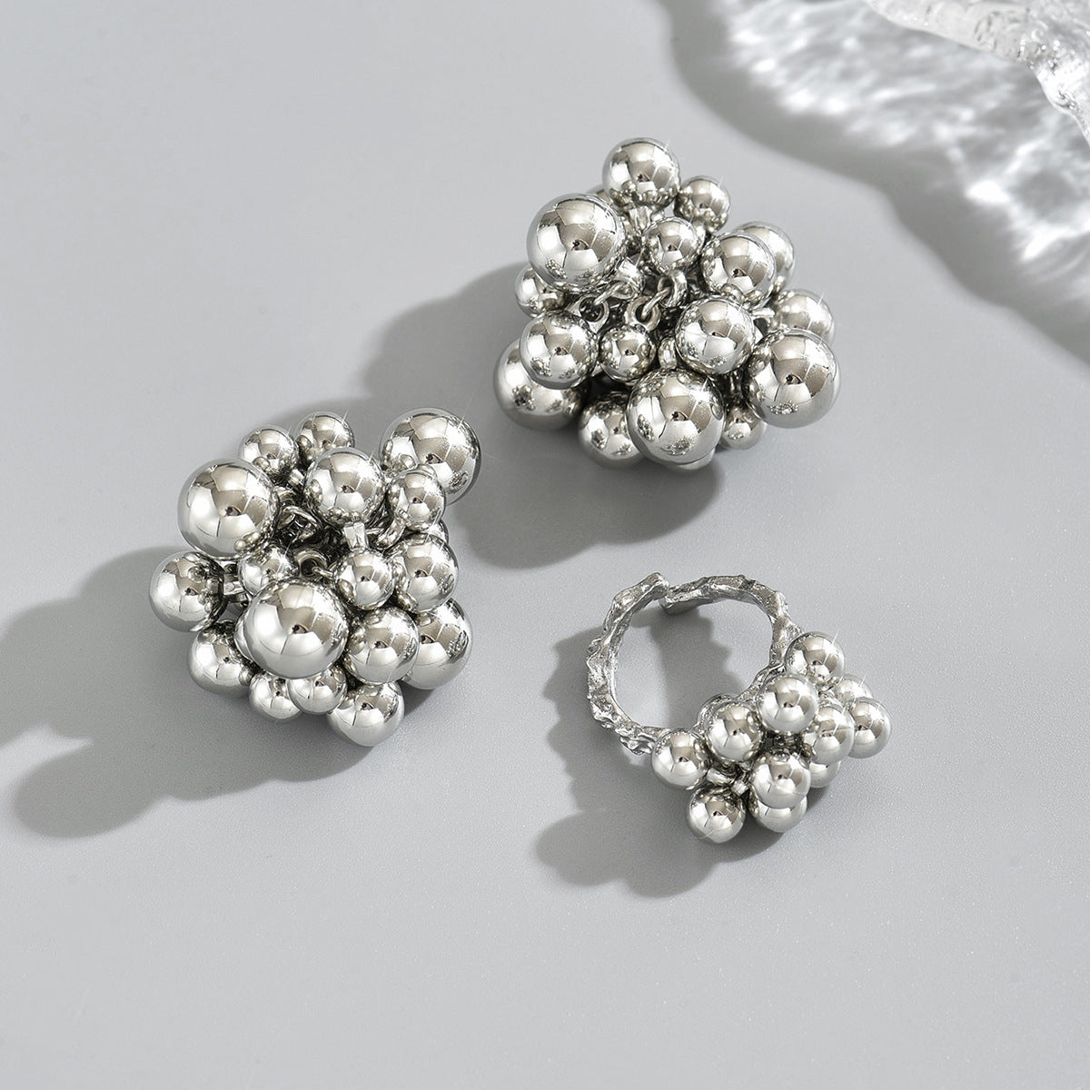 Pendientes y anillo con baño de CCB para mujer de estilo geométrico con motivos circulares y de puntos para un uso diario a la moda
