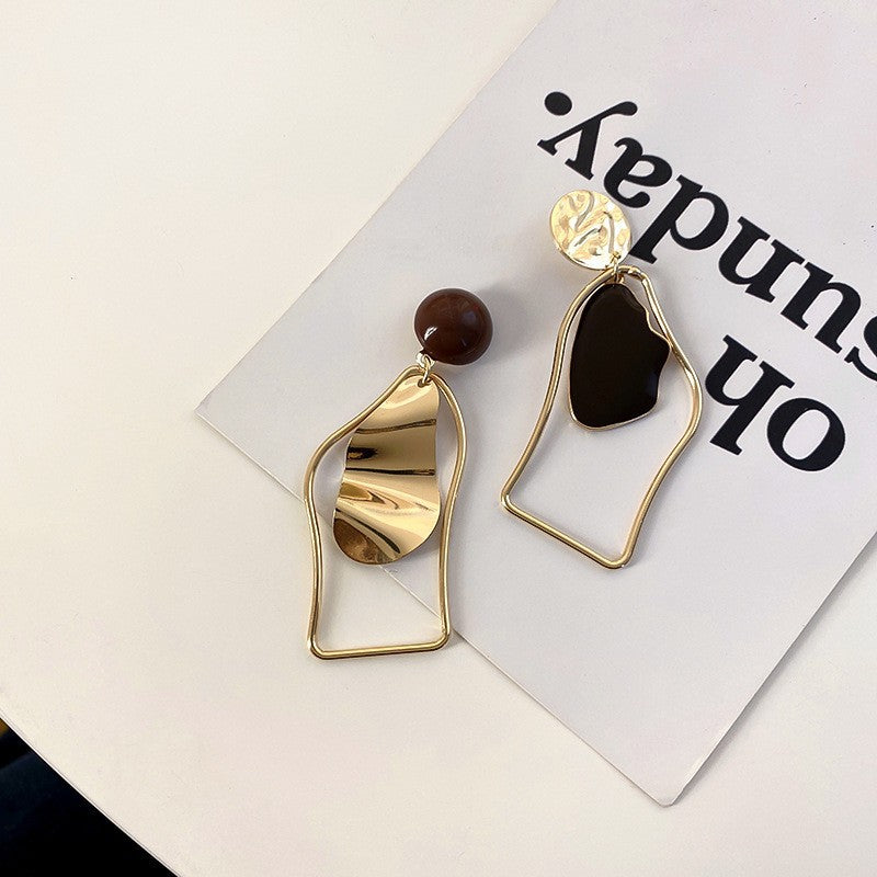 Pendientes asimétricos vintage con cabeza de león de metal con postes de acero bañados en plata para mujer