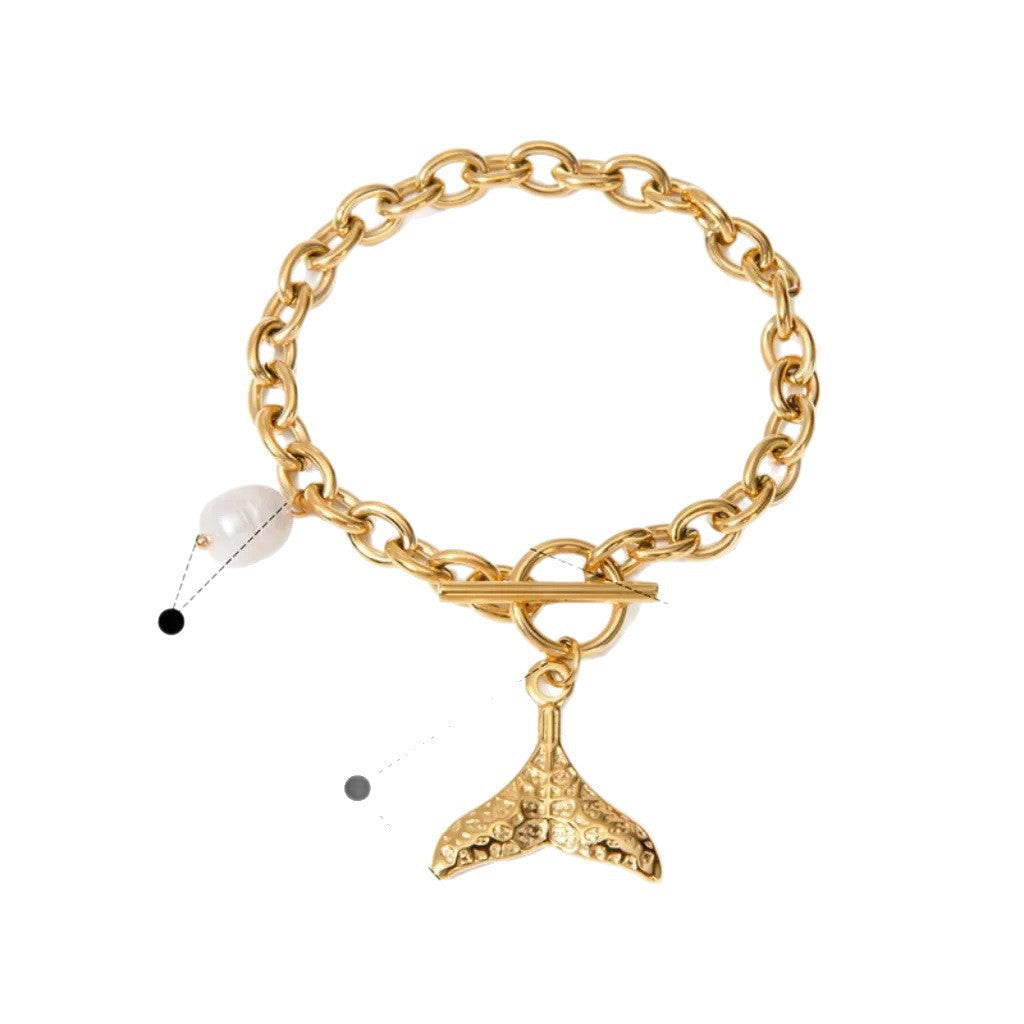 Bracciale Minimalista con Perla a Coda di Pesce in Acciaio Inox Placcato e Chiusura a Moschettone