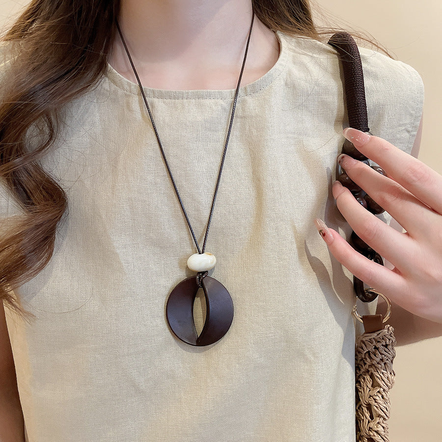 Collana con ciondolo geometrico in acrilico stile retrò da donna con charm in lega, fatta a mano, catena a strati alla moda minimalista