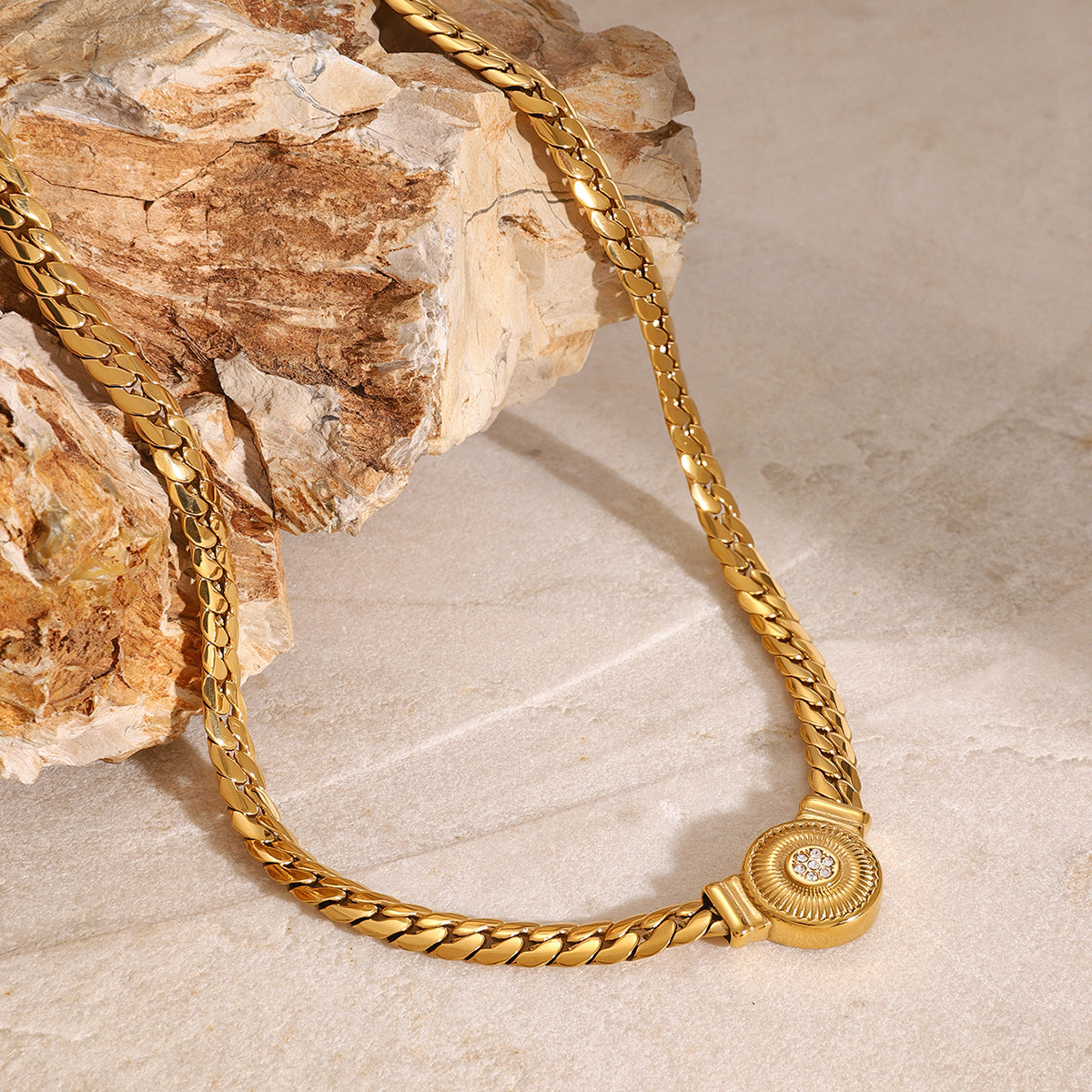 Collana con ciondolo geometrico in acciaio inossidabile con intarsio di strass, catena placcata in acciaio al titanio, elegante collana da donna retrò minimalista per clavicola