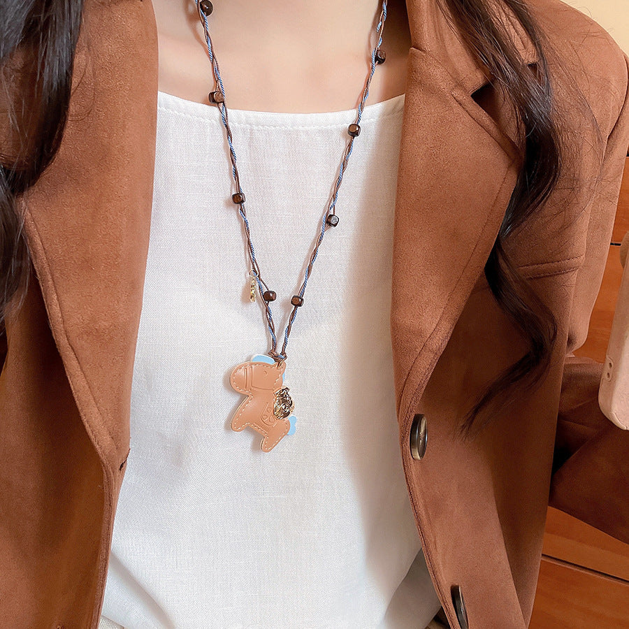 Collar con colgante de caballo minimalista de lujo para mujer en madera con chapado en oro de 18 quilates — Cadena para suéter de uso diario