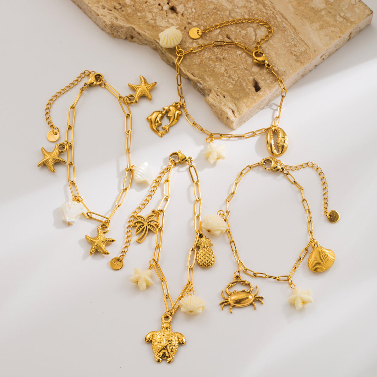 Bracciale in Acciaio Inossidabile a Forma di Animale all'Avanguardia con Ciondoli a Tartaruga, Stella Marina, Granchio e Delfino Placcati in Oro 14K per Donna