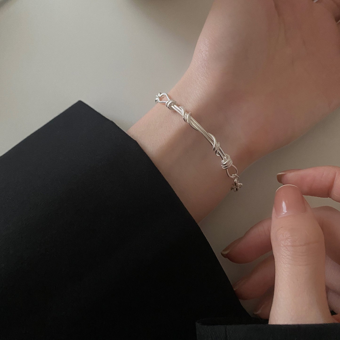 Bracciale in Filo Attorcigliato Intrecciato a Mano Geometrico Minimalista in Argento Sterling 925