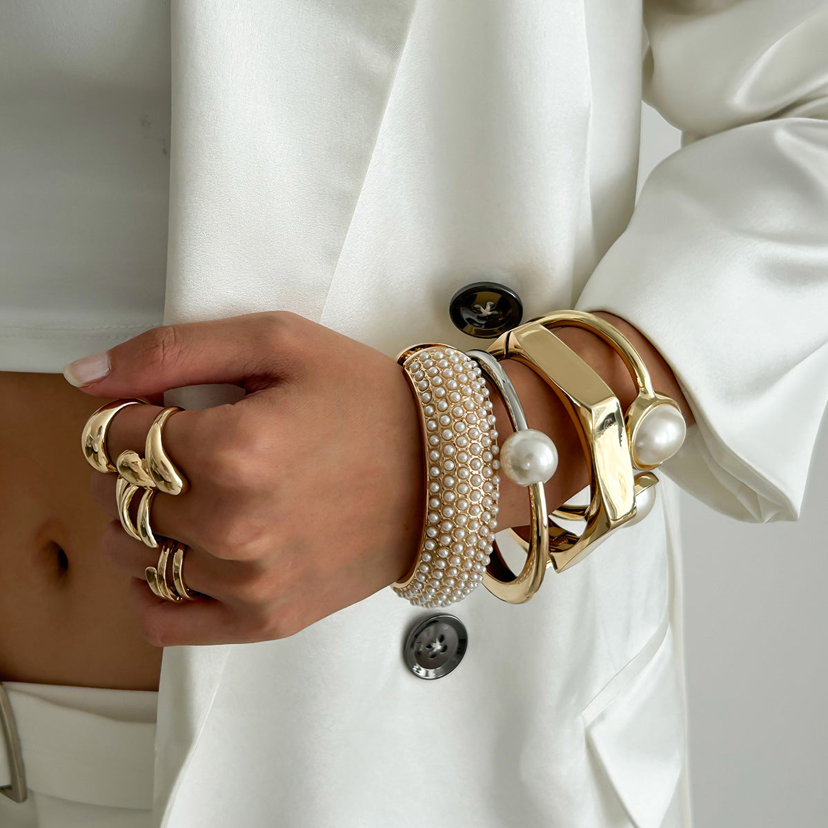 Pulsera minimalista geométrica de aleación para mujer con detalles de perlas de imitación y cierre de resorte