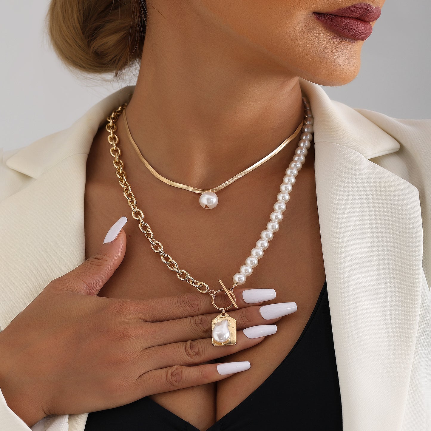 Vintage Baroque Style Geometric Pendant Necklace for Women with Electroplated Metal Chain and Imitation Pearl Accents