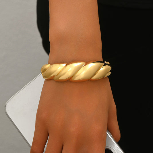 Pulsera minimalista geométrica retorcida de aleación de zinc pulido para mujer con acabado de lujo y estilo versátil