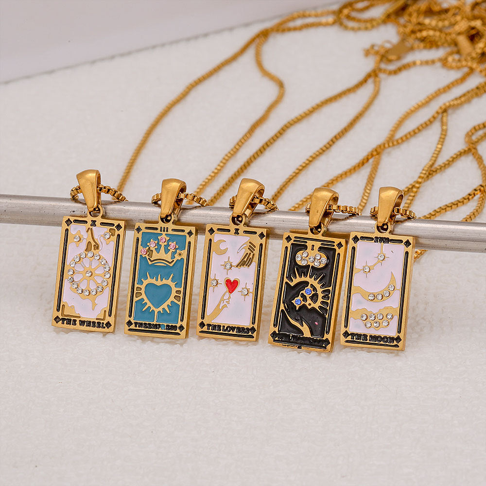 Collar con colgante de tarjeta de tarot de acero inoxidable de moda vintage con incrustaciones de diamantes de imitación y acabado esmaltado, colgante geométrico rectangular en cadena tipo box para mujer