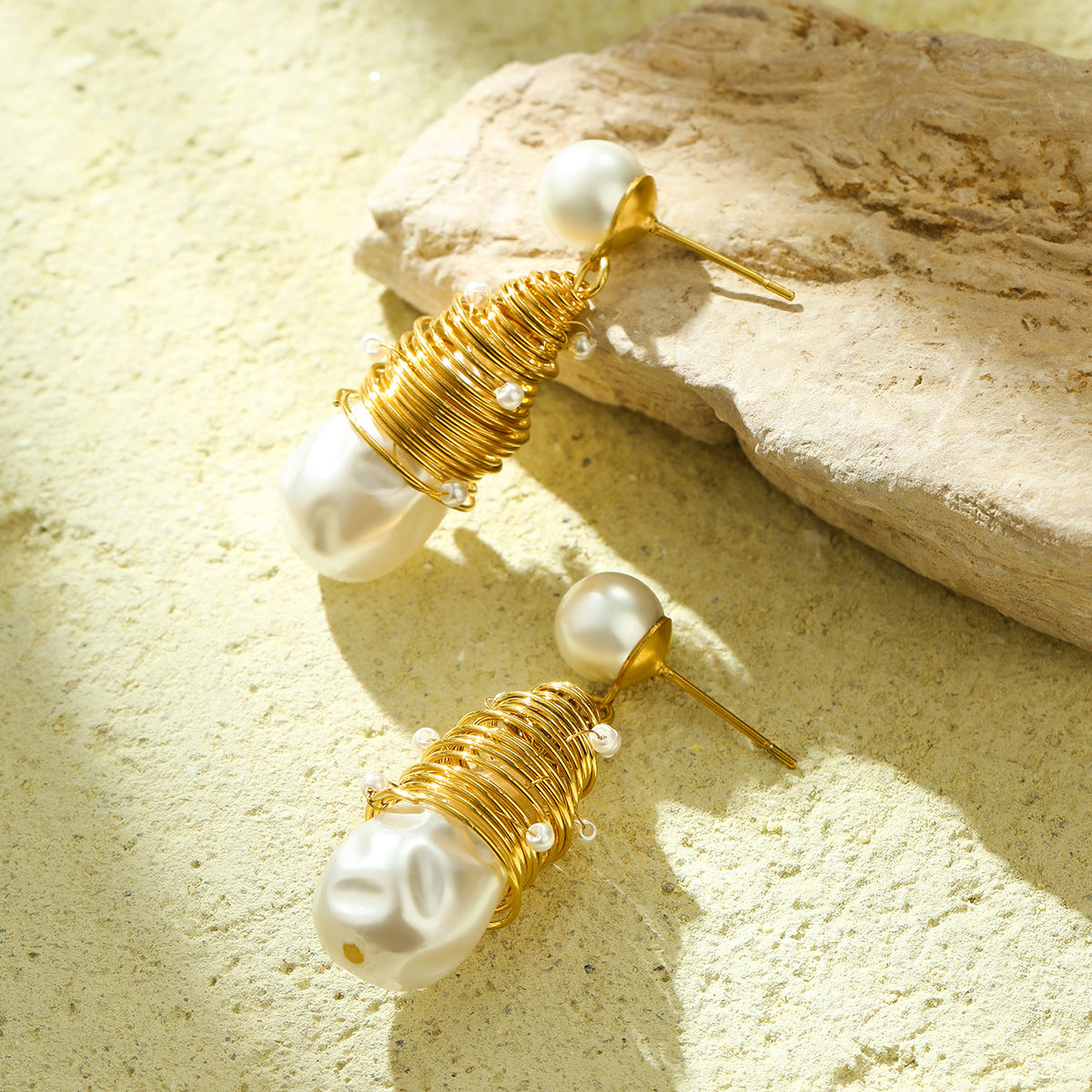 Elegante collar con colgante de acero de titanio con forma de gota de agua para mujer con incrustaciones de perlas naturales y alambre chapado en oro