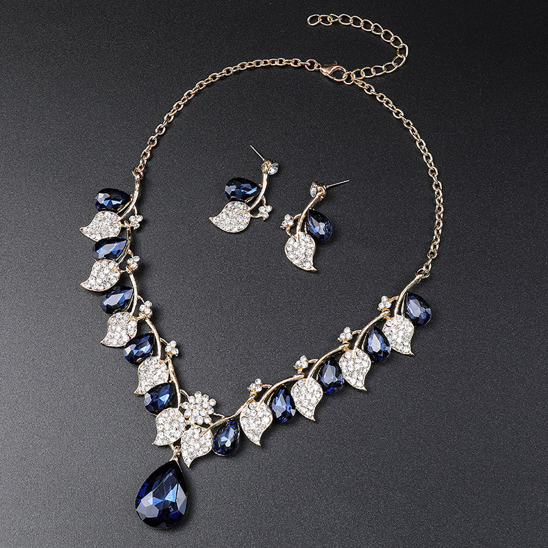 Vintage Ethnic Style Leaf and Teardrop Pendant Necklace Set for Women with Alloy Material and Electroplated Finish