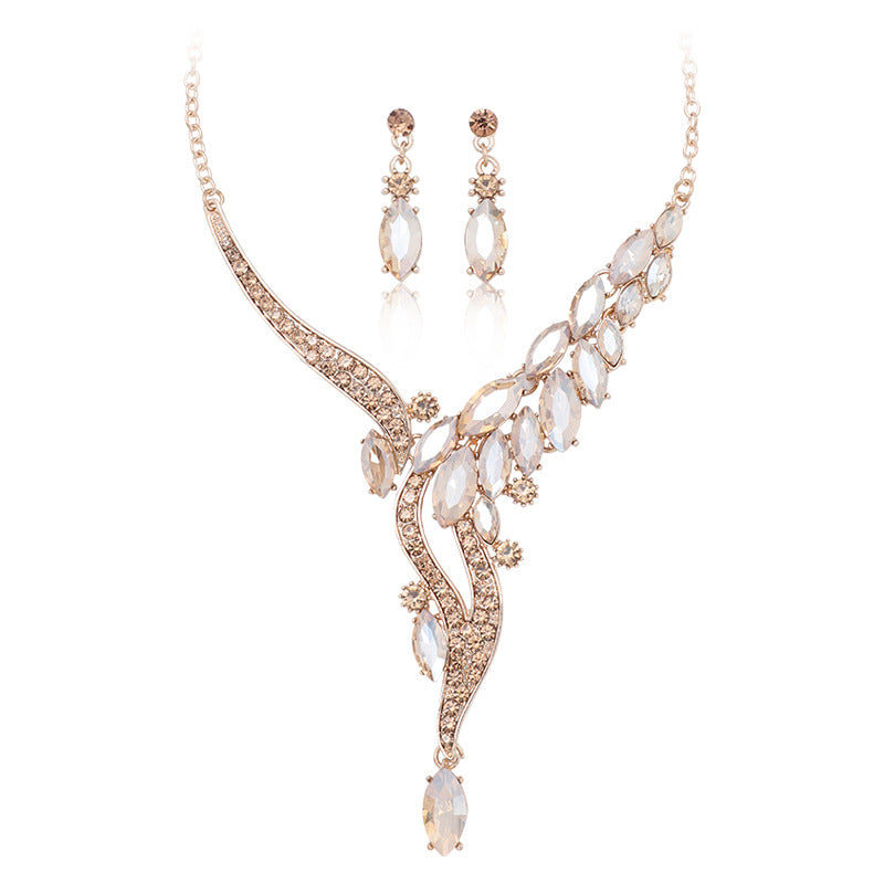Vintage Leaf-Shaped Alloy Necklace Set with Rhinestone Accents and Gold Plated O-Chain for Women