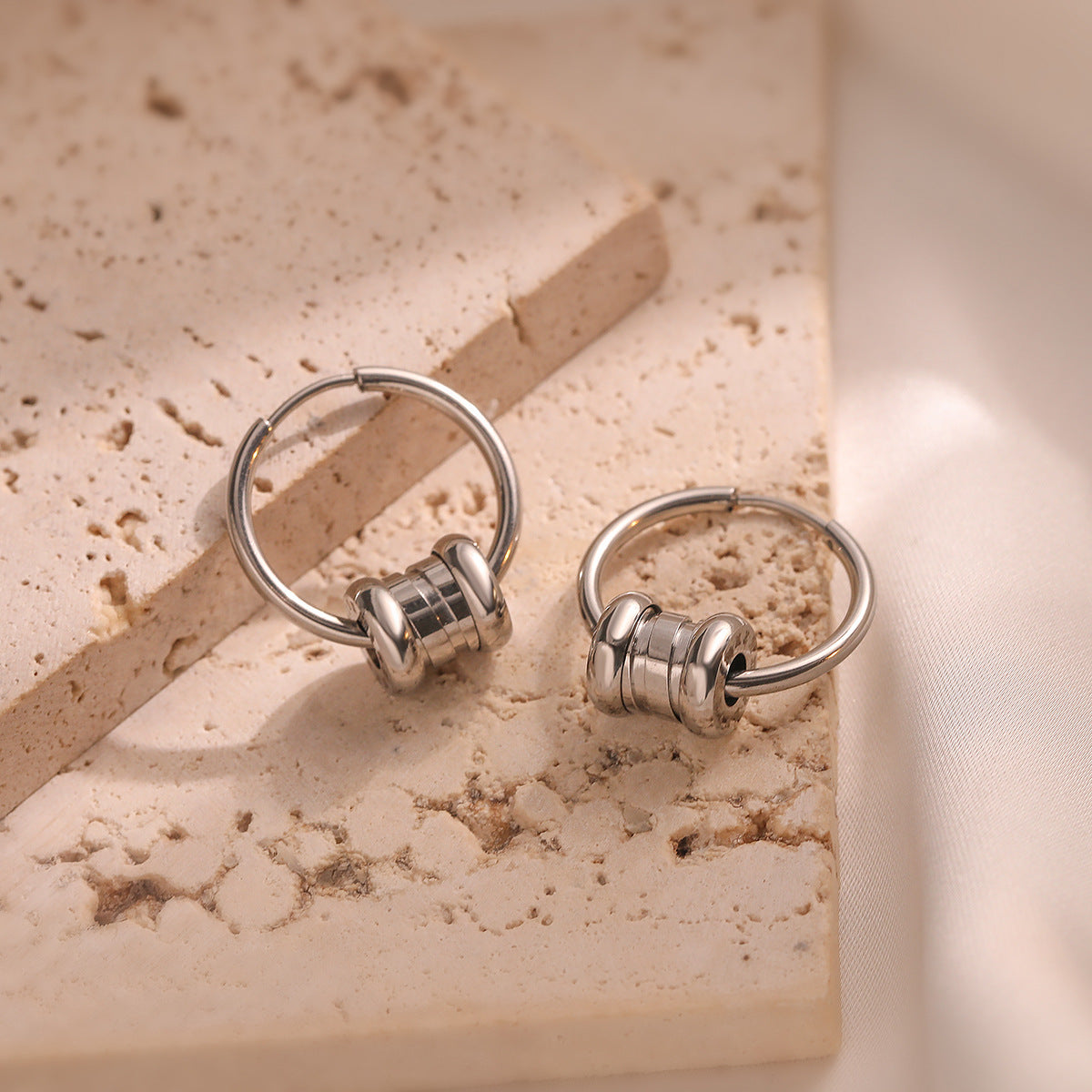 Orecchini a cerchio irregolari da donna in acciaio al titanio placcato oro 18 carati con micro pavé geometrico minimalista