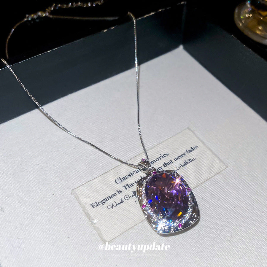 Elegante collana con pendente quadrato in stile corte per donna in rame con intarsio in zirconi cubici, catena clavicola delicata