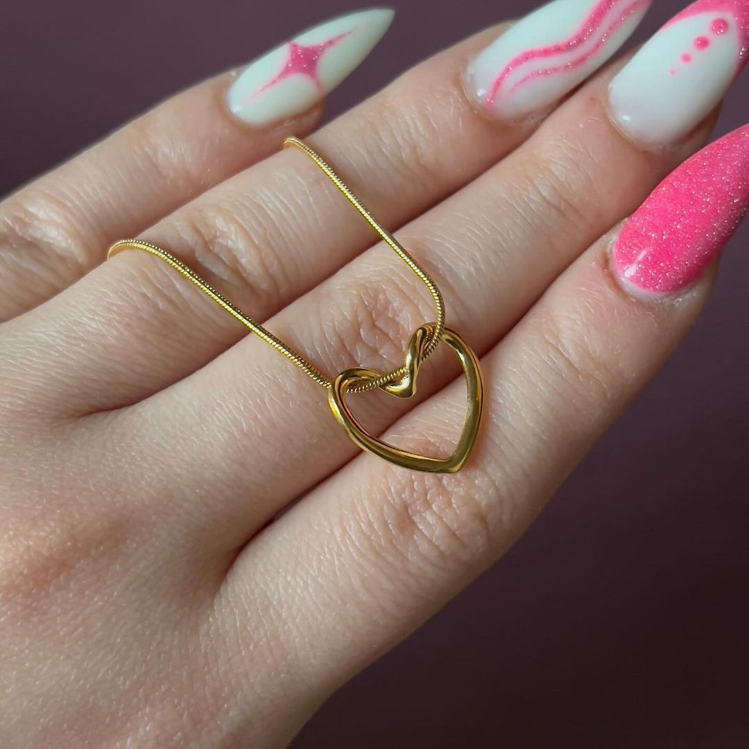 Collar minimalista con colgante de corazón hueco para mujer de acero de titanio con acabado chapado en cadena de serpiente