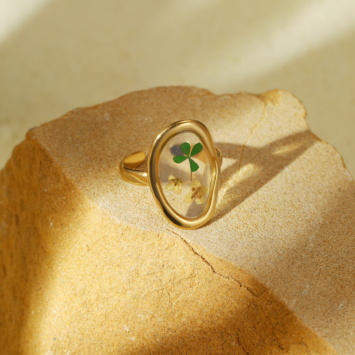 Anello da donna minimalista con quadrifoglio in acciaio inossidabile, finitura placcata e design a fascia aperta
