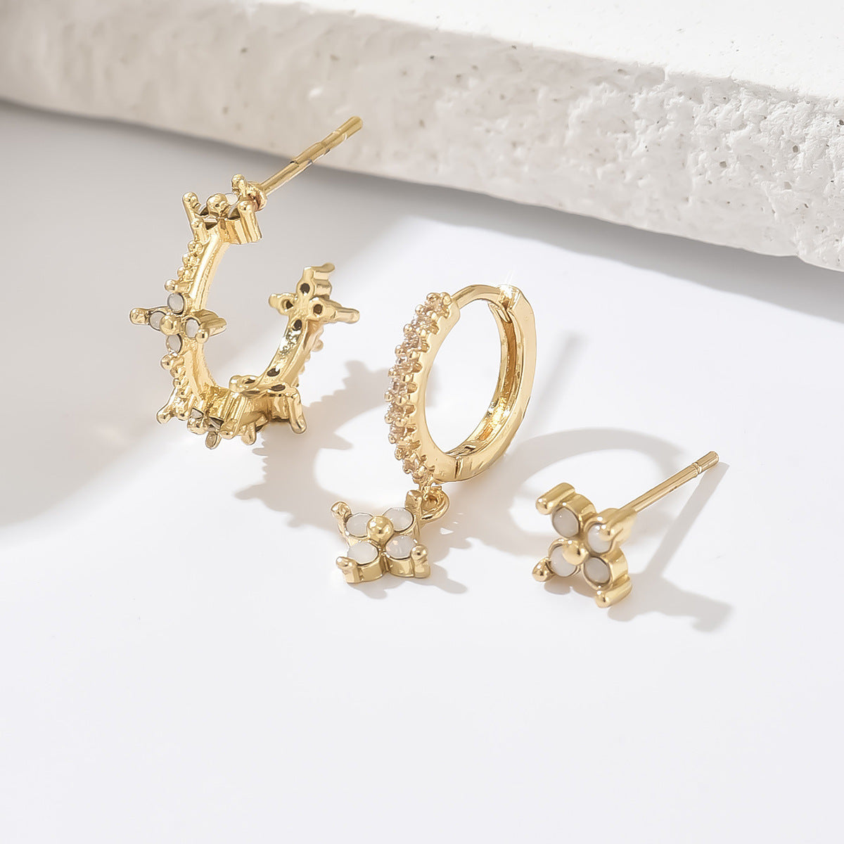 Aretes Minimalistas Geométricos con Incrustaciones de Zirconia en Base de Cobre y Postes de Acero Inoxidable para Mujer