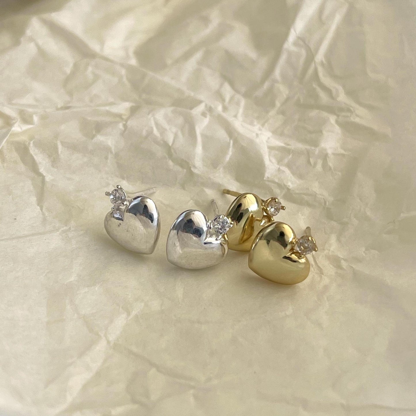 Orecchini a perno minimalistici a forma di cuore in argento sterling 925 con intarsio di zirconi per donna