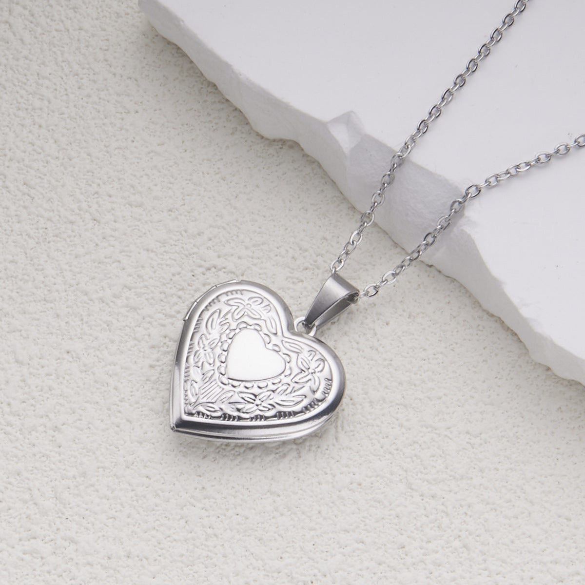 Collana con Pendente Minimalista a Cuore in Acciaio Inossidabile, Design con Cornice Portafoto Apribile e Finitura Galvanizzata