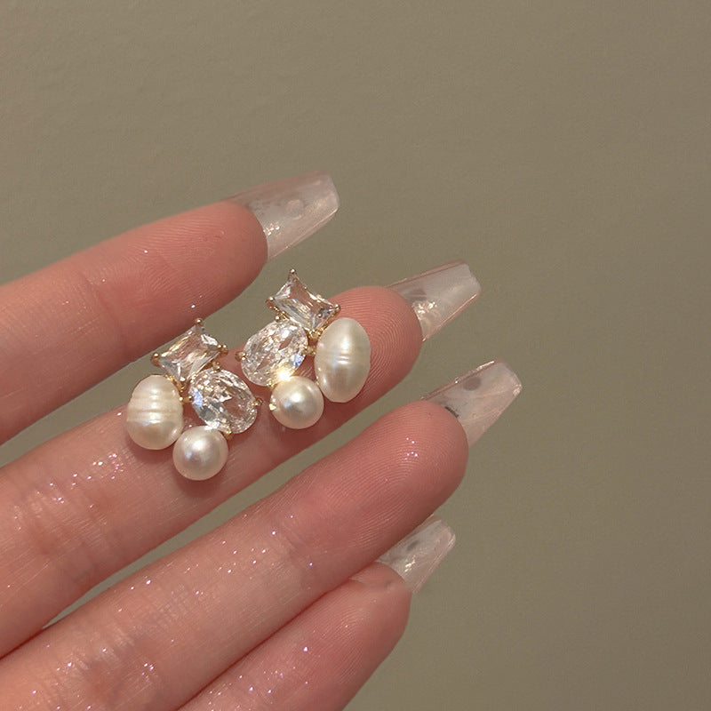 Orecchini di Lusso a Perno Geometrici con Perle d'Acqua Dolce e Intarsio di Zirconi, per Donne, Ispirazione Francese, Eleganza Minimalista e Raffinata