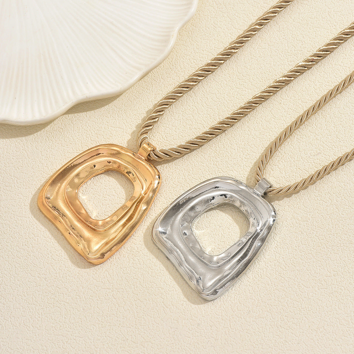 Collana pendente geometrica di lusso da donna, costruzione in lega di zinco e finitura galvanizzata, catena lunga a corda per clavicola