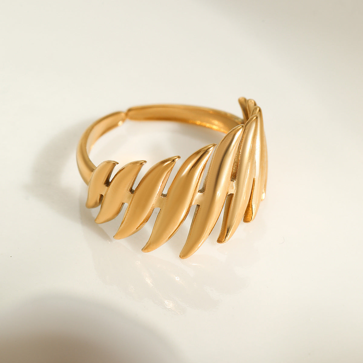 Anillo minimalista de acero de titanio con forma de hoja y chapado en oro de 18 quilates para mujer