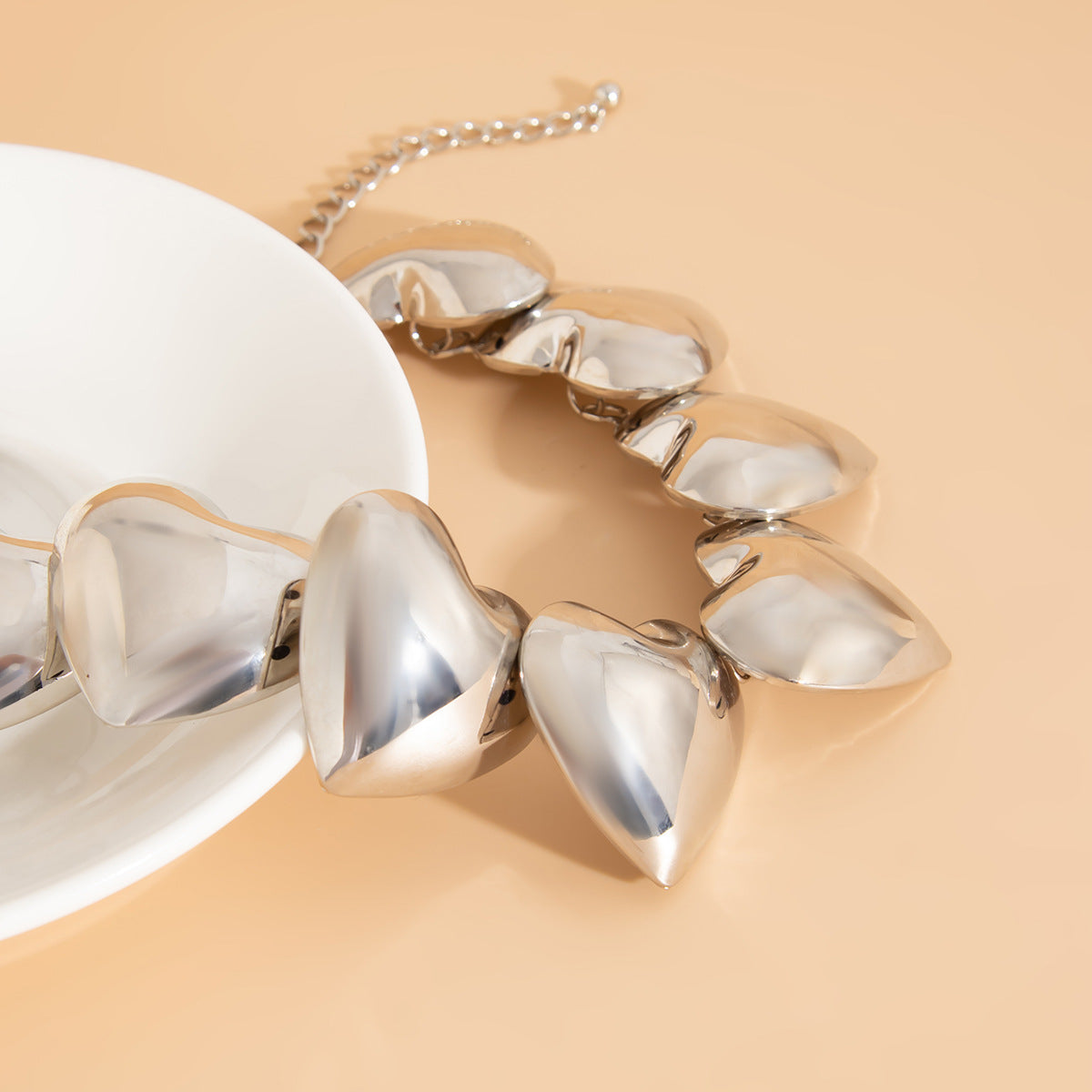 Elegante Collana Girocollo a Cuore Minimalista in Metallo Lucido con Finitura Galvanizzata da Donna