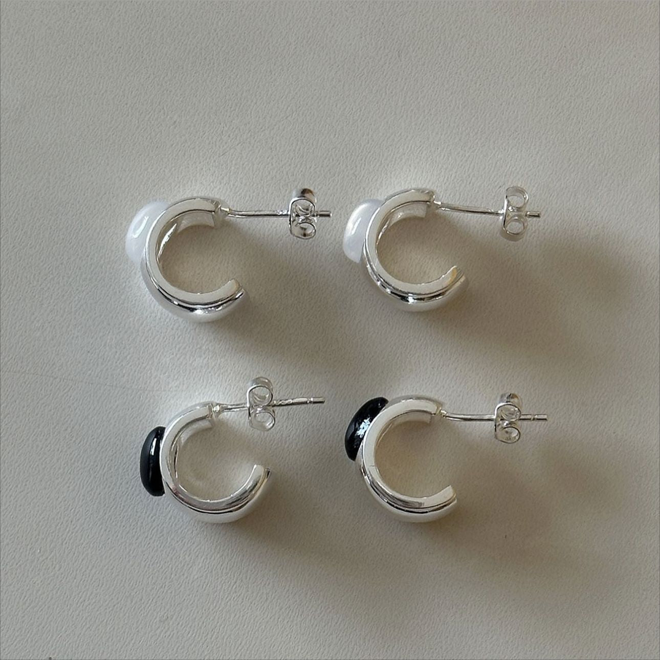 Pendientes minimalistas de plata con diseño de arco redondeado y detalles cuadrados biselados en plata de ley 925
