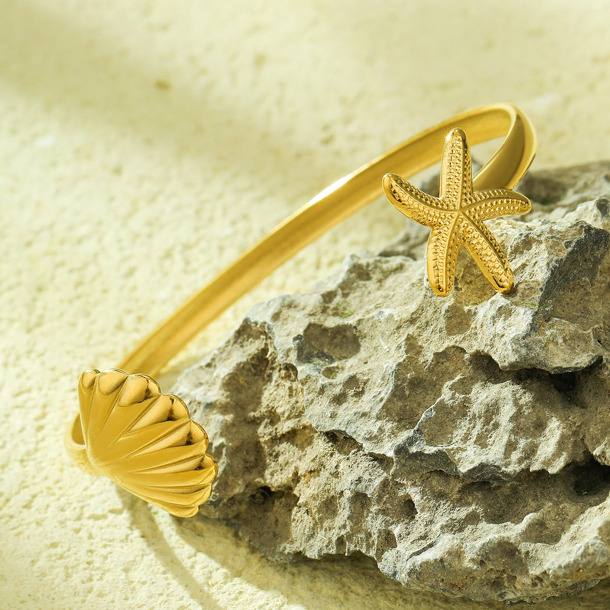 Elegante Pulsera Ajustable de Acero de Titanio para Mujer con Diseño de Concha de Vieyra y Acabado Bañado