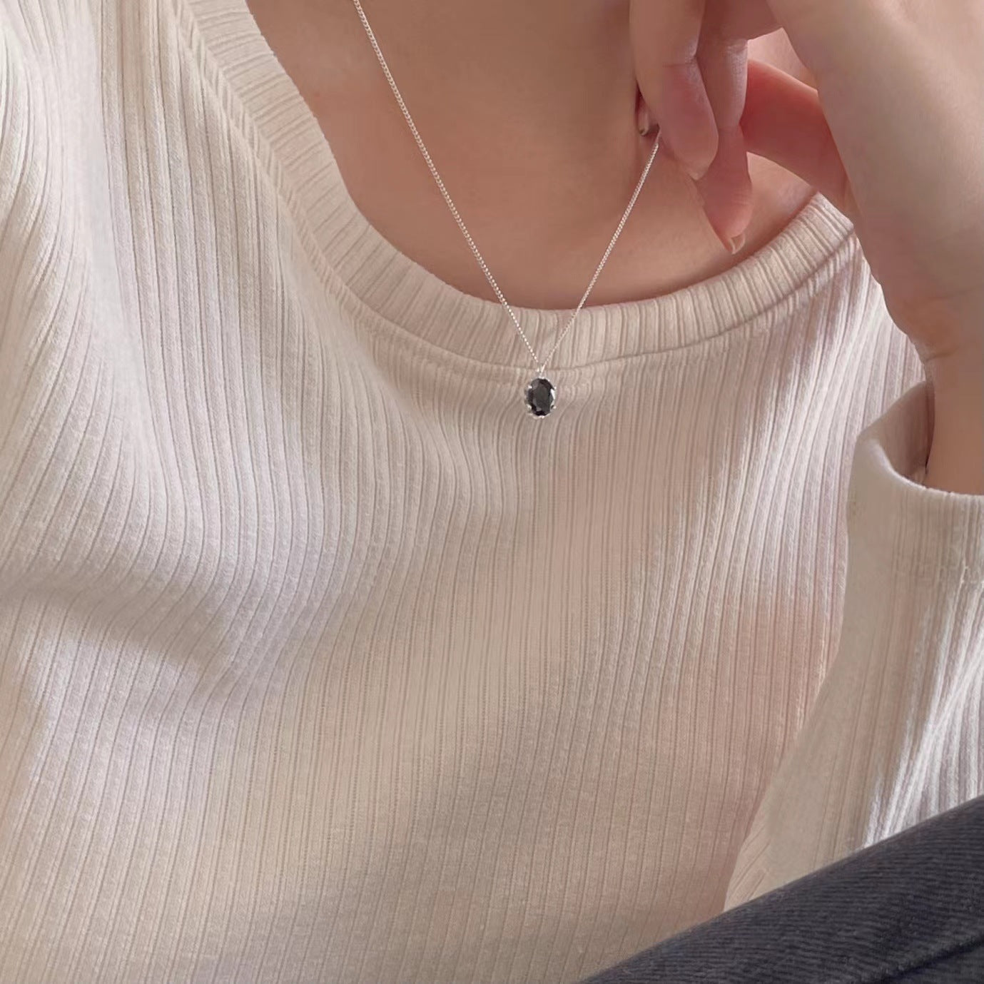 Collar minimalista de dije redondo geométrico en plata de ley 925 con acentos de diamantes de imitación negros