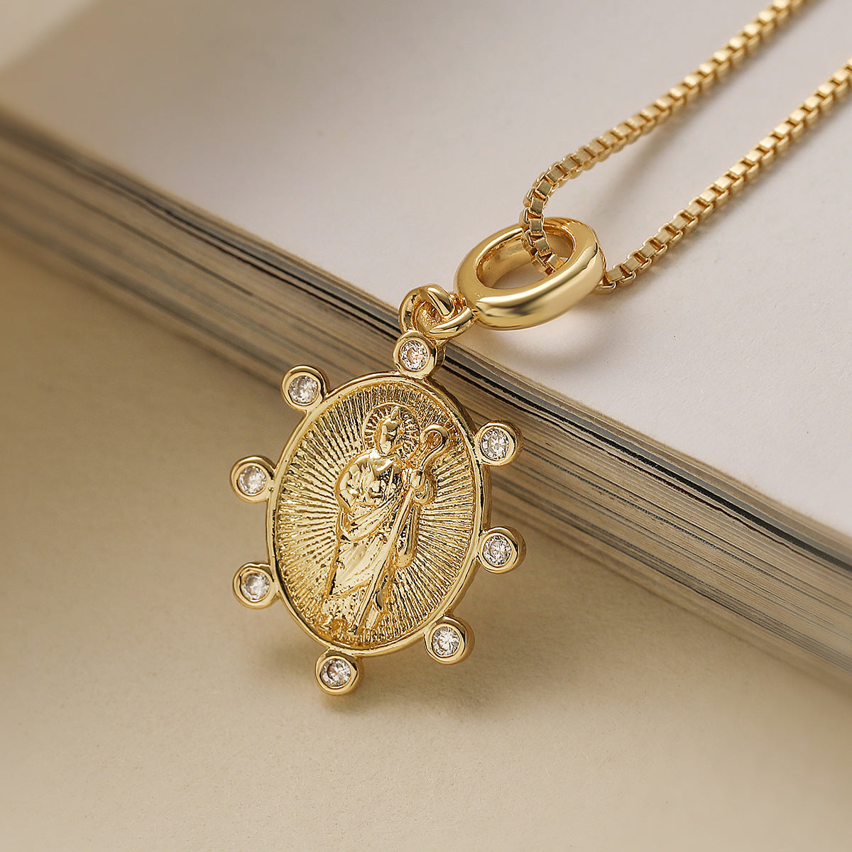 Collana pendente geometrica minimalista da donna in rame con placcatura in oro 18 carati e intarsio di zirconi