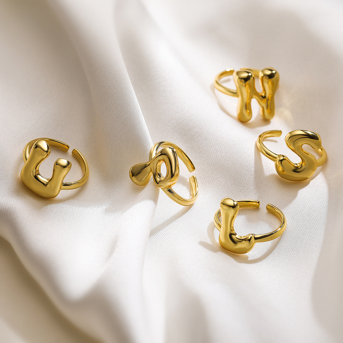 Anello da donna minimalista a lettera geometrica in rame placcato oro 18 carati con fascia aperta regolabile