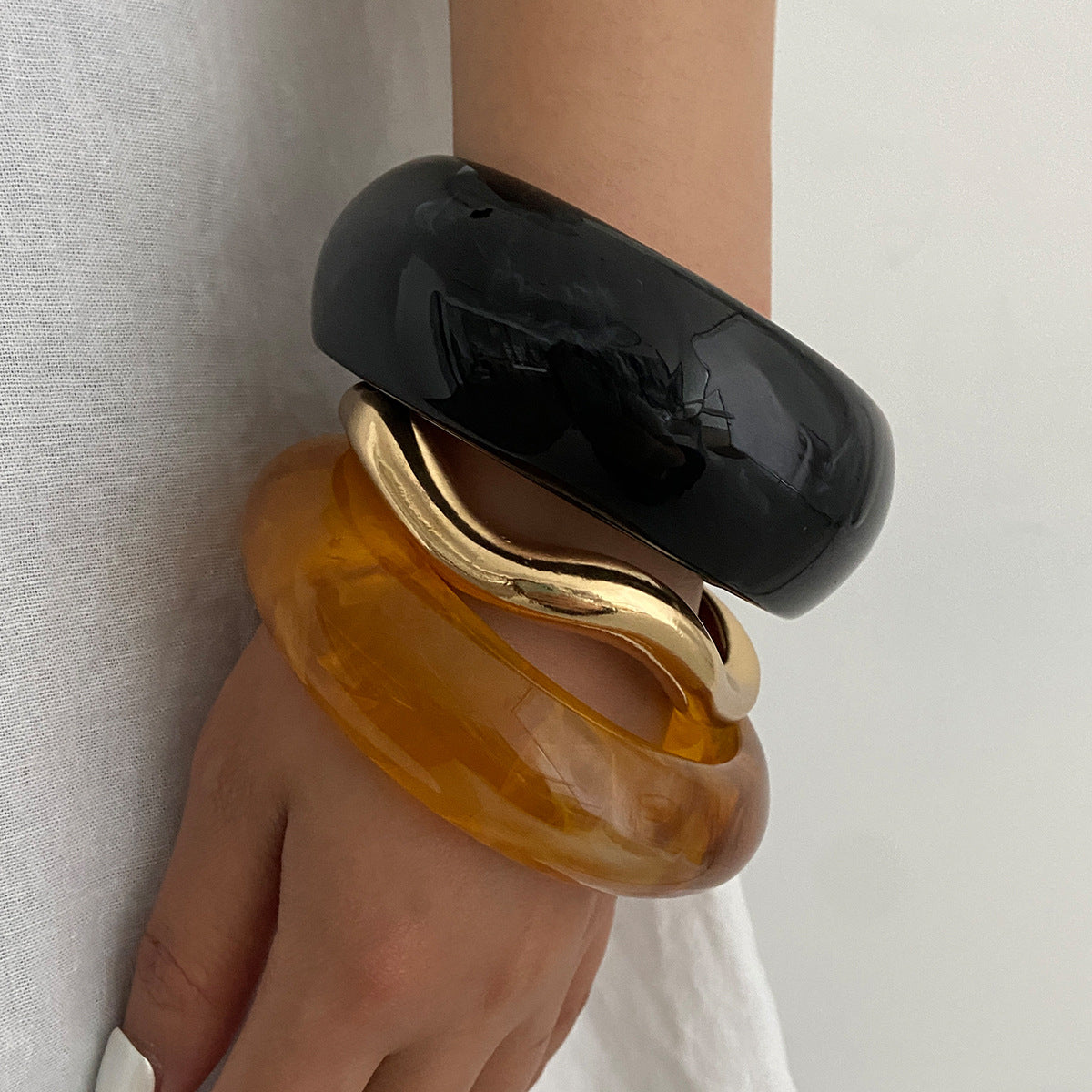 Fashion Elegant Amber Resin Plated Geometric Round Open Cuff Bracelet for Women