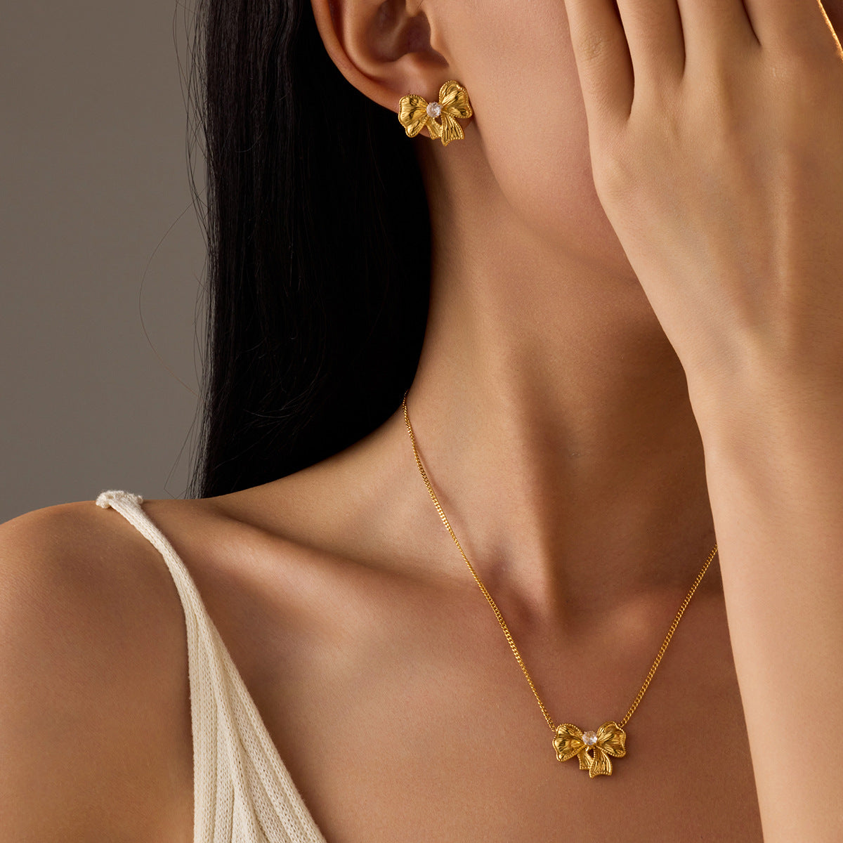 Orecchini da donna in acciaio inossidabile a forma di fiocco, alla moda, con finitura placcata e un fascino lussuoso e minimalista