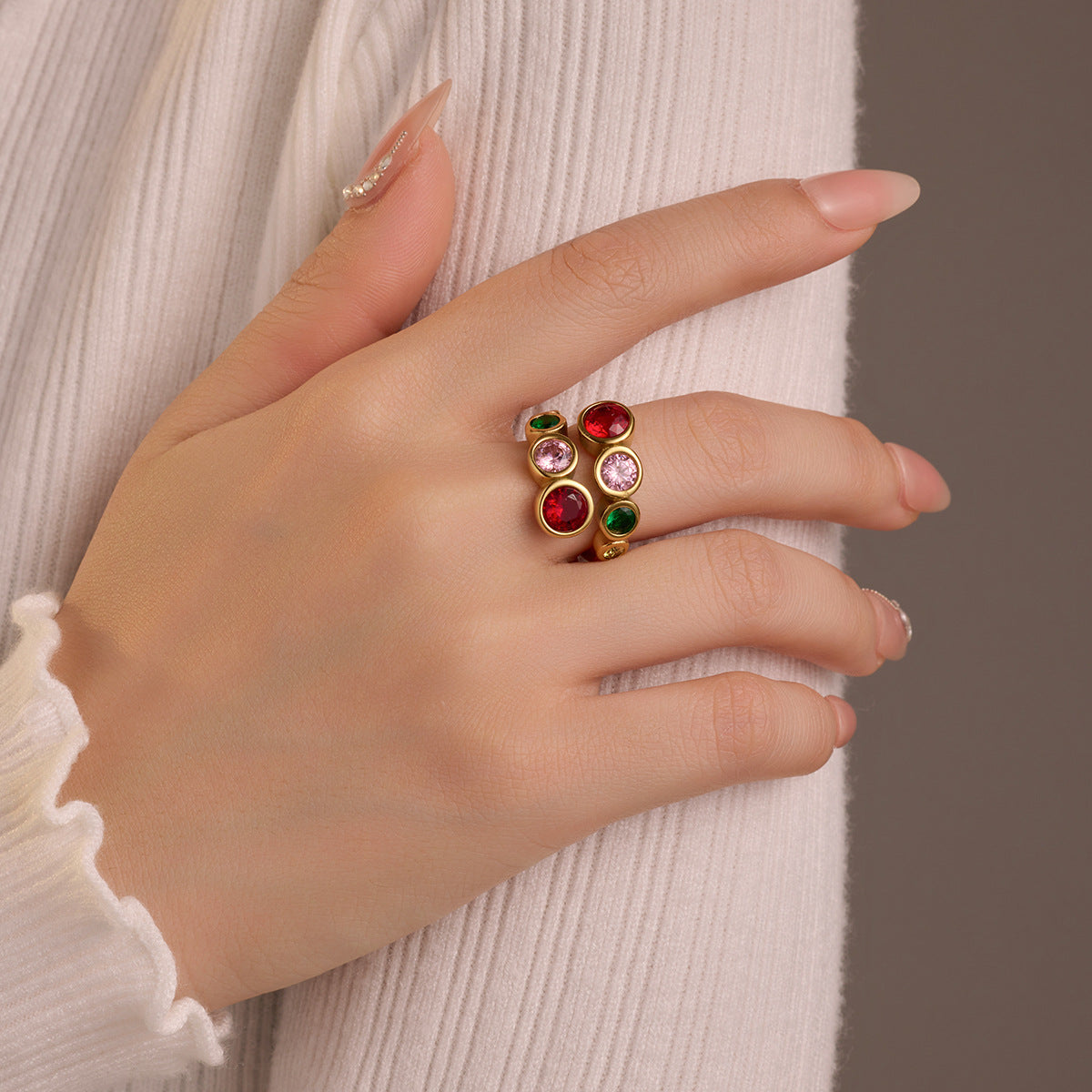 Anillo minimalista de acero inoxidable con circonitas engastadas y acabado chapado para mujer
