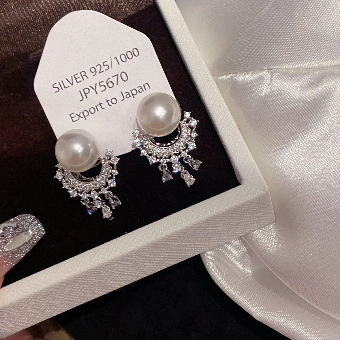 Elegantes pendientes florales de perlas con postes de plata chapados en oro para mujer