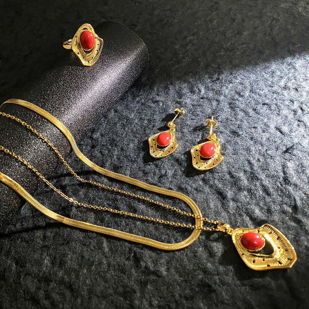 Set collana vintage geometrica a doppio strato placcata oro 18K in acciaio al titanio con strass intarsiati, catena a lama, gioielli unisex