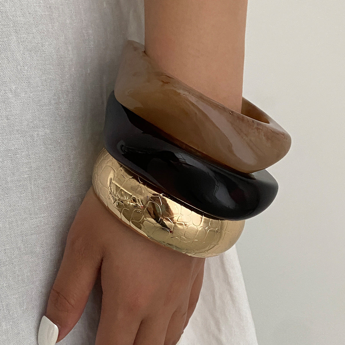 Elegant Geometric Round Gradient Striped Plated Iron Bracelet
