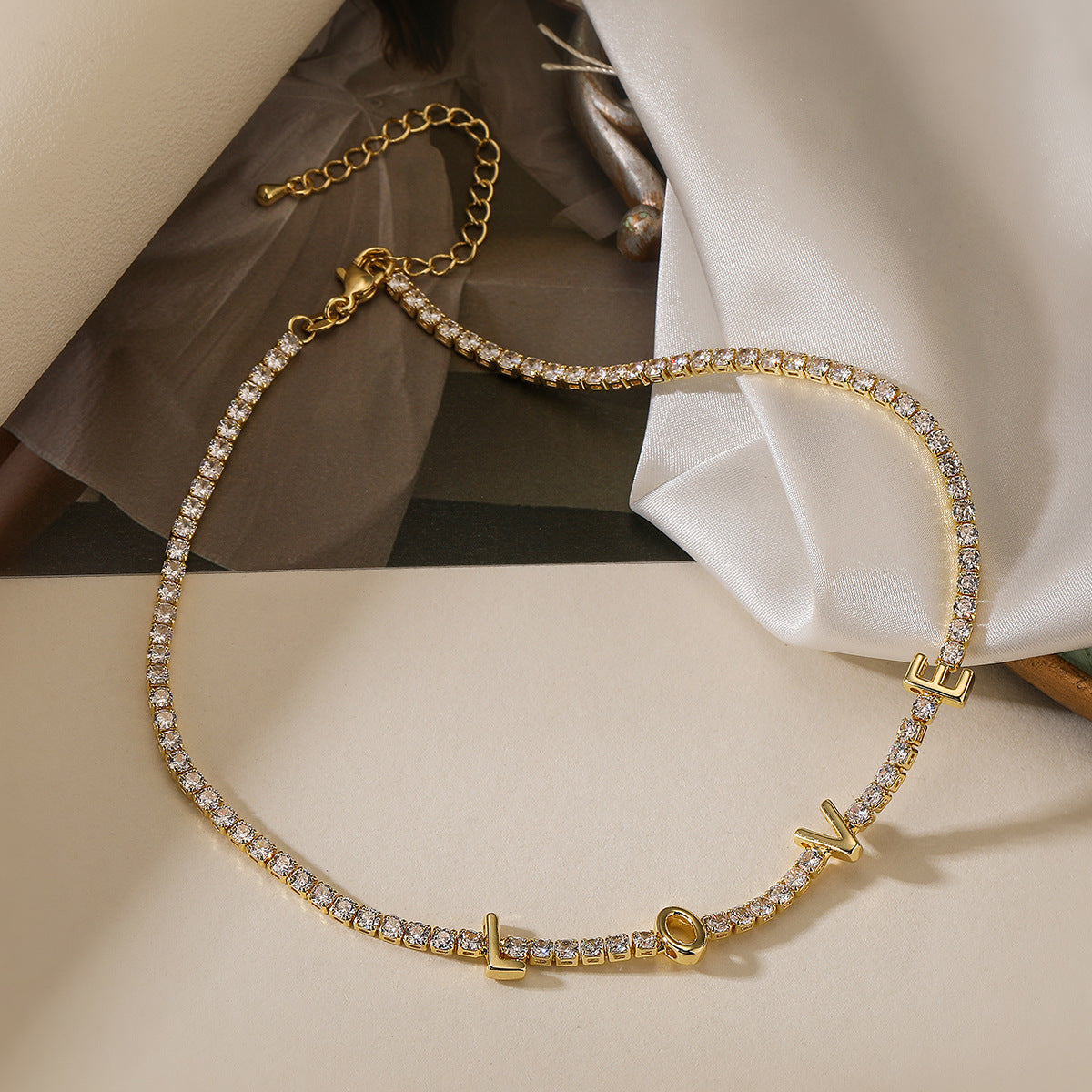 Collana con ciondolo geometrico minimalista "LOVE" e "MOM" in rame placcato oro 18K con zirconi