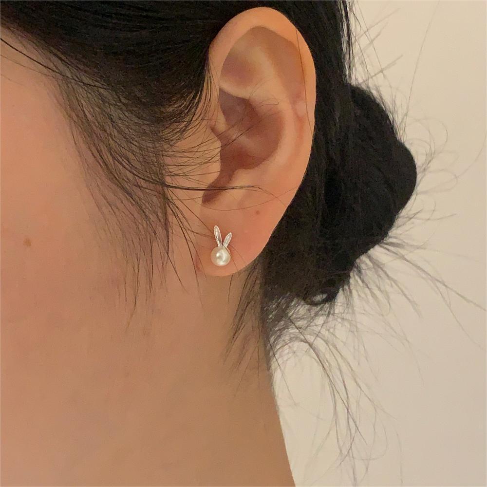 Pendientes de Plata de Ley 925 Minimalistas con Forma de Conejo y Acento de Perla de Agua Dulce