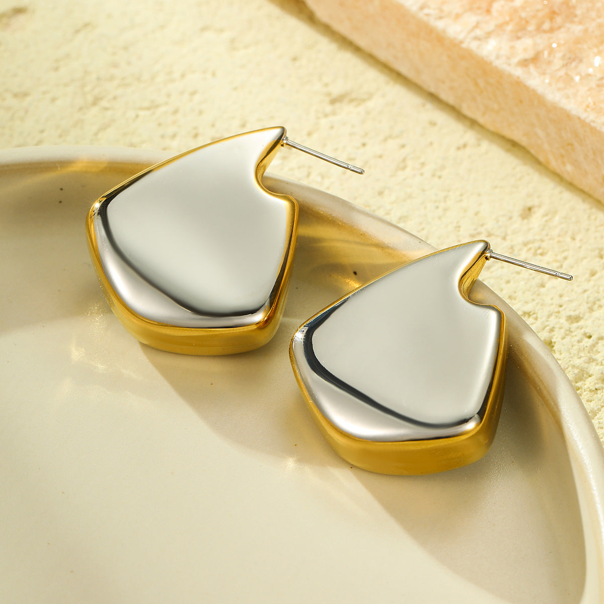 Pendientes minimalistas de acero inoxidable con forma de aleta irregular y acabado chapado para mujer