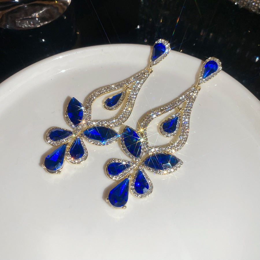 Elegantes pendientes de mariposa de lujo con incrustaciones de diamantes de imitación en base de aleación y postes de acero inoxidable para mujer