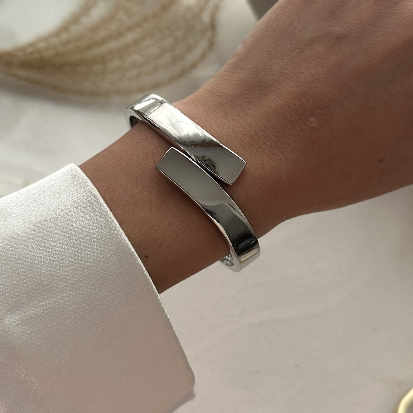 Bracciale aperto placcato in lega geometrica