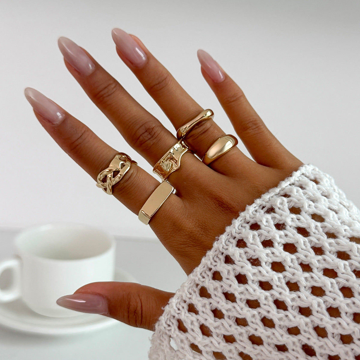 Juego de anillos geométricos minimalistas de aleación para mujer con acabado chapado, textura de arrugas líquidas y diseño apilable.