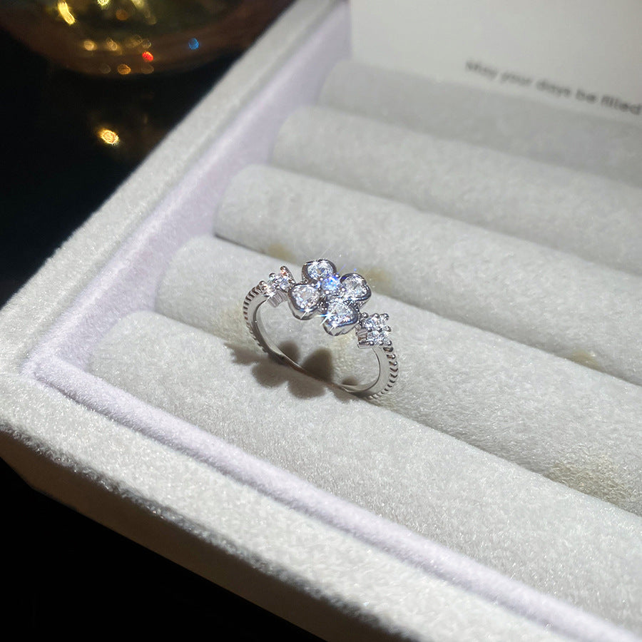 Anello Aperto Elegante Minimalista da Donna in Rame con Zirconia a Forma di Fiore, Design Geometrico e Sensazione di Lusso