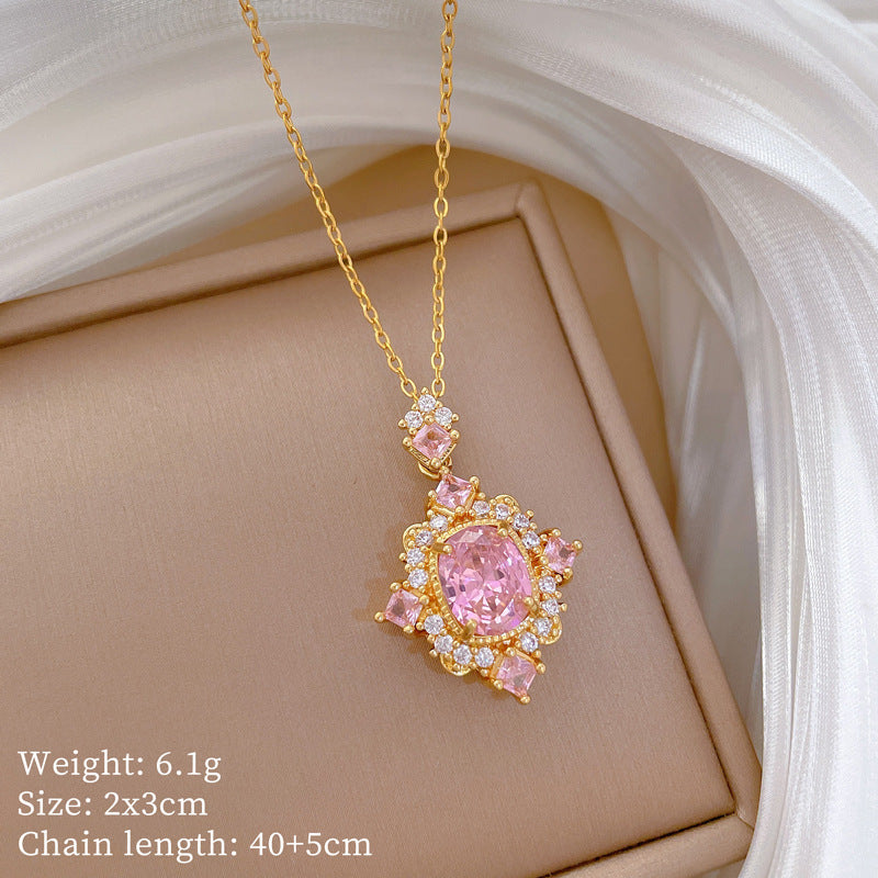 Collana con ciondolo a rombo rosa in stile cartone animato in acciaio al titanio con intarsio completo di strass per donne e uomini